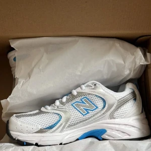 New balance  - New balance skor i modellen 530. Mycket fint skick. Fortfarande vita. Liten knappt märkbar märke (visas i bild 3). Använt andra sulor så det är fräscha. Köpt för 1300.   Priset kan diskuteras 💕