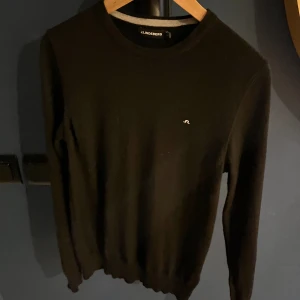 J.lindeberg tröja - Säljer denna snygga j lindeberg tröjan. Jätte bra skick, den har blivut tvättad i för hög tempratur så den har krypt lite. Skulle säga att storleken på tröjan är xs istället.
