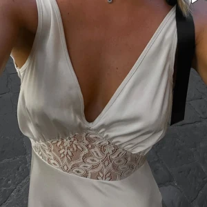 Söt studentklänning - Säljer då jag köpt en annan, endast testad!! Köpt för 600, alla lappar finns kvar, pris går alltid att diskutera💞 