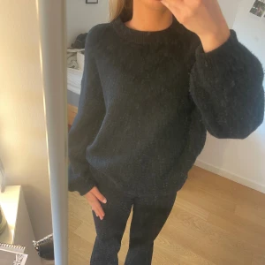 Stickad tröja - Svart stickad tröja från Bikbok. Första bilden är lite suddig men det är en helt vanlig svart stickad tröja i ett bra skick, köpt för 400kr🥰🥰