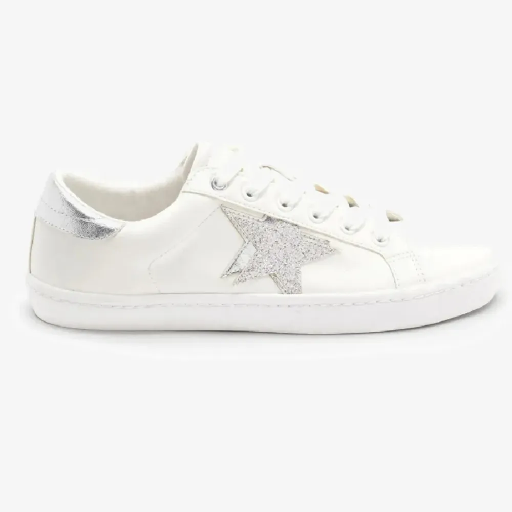 Ett par vita sneakers från Zalandro som inte används längre, pågrund av skicket(smutsiga) så säljs dem för 250kr 💕💕. Skor.