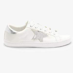 Ett par vita sneakers från Zalandro som inte används längre, pågrund av skicket(smutsiga) så säljs dem för 250kr 💕💕