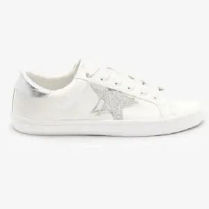 Ett par vita sneakers från Zalandro som inte används längre, pågrund av skicket(smutsiga,lite slitna snören) så säljs dem för 280kr 💕💕