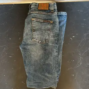 Säljer nu mina Nudie jeans för att de inte kommer till användning. De är i sjukt fint skick utan hål, fläckar och liknande. Vill bli av med dem asap därav priset. Storleken är W29 L32