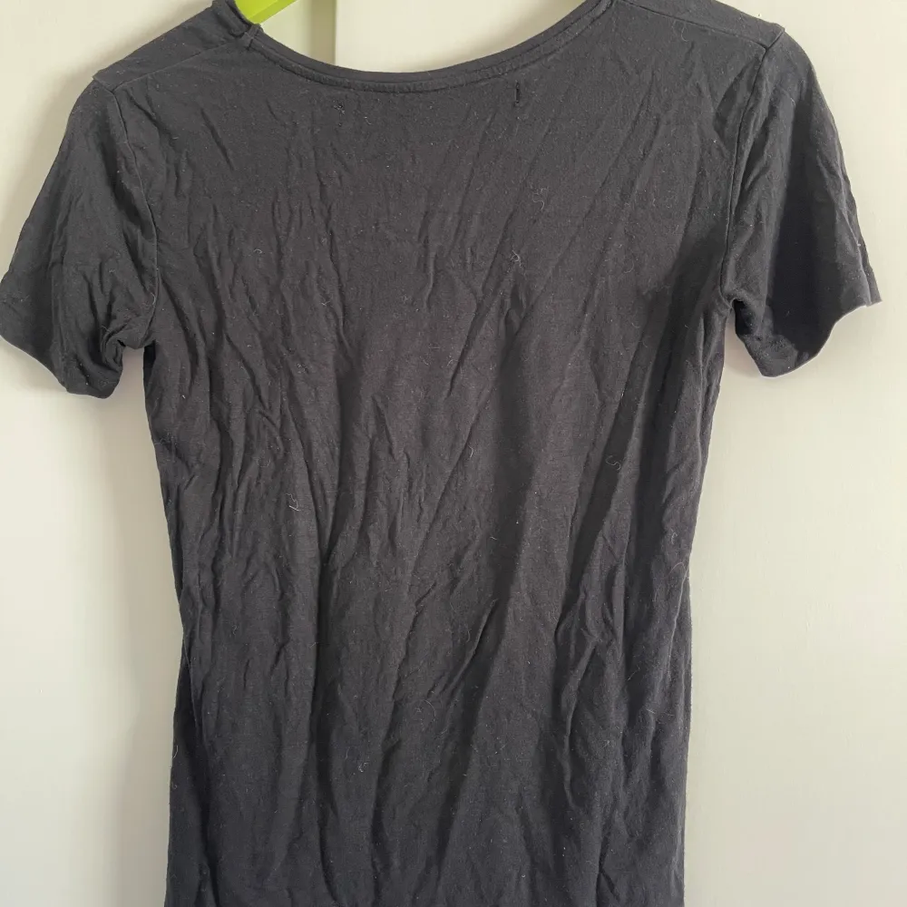 Svart basic T-shirt 🩷🌸 (Tips! Köp med bundle för att spara på den frakten🔥! In och fynda fler plagg i flödet👑😉). T-shirts.