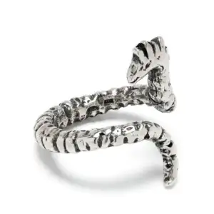 Denna ring i GULD från Maria Nilsdotter är nu till salu, storlek 16 men lätt lätt justerbar. Så fin använd vid någon enstaka tillfälle 