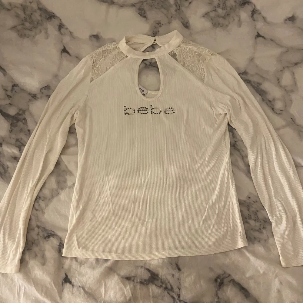 SÄÄ snygg tröja frĂ„n bebe, mĂ„nga rhinestones har tyvĂ€rr lossnat och lossnar Ă€ven ganska lĂ€tt men det gĂ„r sĂ€kert bra att sĂ€tta dit nya om man skulle vilja, annars fint skick, spets pĂ„ axlarna, storlek L men skulle sĂ€ga att den passar mindre ocksĂ„! đ€. Puserot.