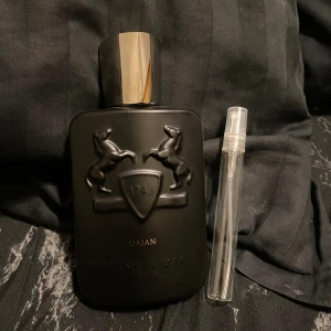 Parfums De Marly Oajan 5/10ml - En varm och mysig gourmand parfym som luktar äppelpaj med kanel. Väldigt fin och svår att ogilla. 5ml = 200kr 10 ml = 300kr