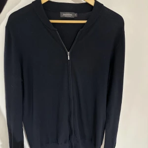 Merinoull fullzip - Säljer du denna feta merinoull fullzip i toppskick. Retail 800kr. Passar bra till allt och fin mörkblå färg. Bara att höra av er vid frågor. Mvh Liam