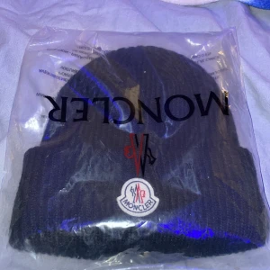 Moncler mössa - En moncler mössa i nytt skick med själva påsen, Ej äkta!