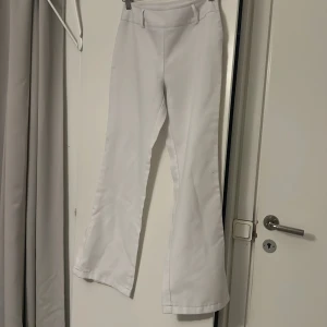 vita byxor - vita byxor, i bra skick, tajt passform, bootcut. skriv privat om ni vill se de på (kan ej lägga ut pga religösa skäl)