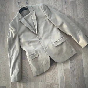 Kostym - Kavaj och kostymbyxor från h&m i otroligt fint skick. Endast använda ex antal gånger! Säljer pga för liten. Storlek 46 