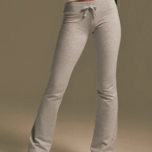 cozy chill mjukisar nelly - säljer mina supersöta gråa mjukisbyxor från nelly då de inte kommer till användning! endast använda 3 gånger typ så har inga defekter eller tecken på användning. storlek xs o sitter bra på mig med midja 37 o längd 165! dm för frågor!🩷