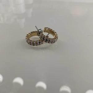 Örhängen  - Fina örhängen från shein. Dem är i bra skick🫶🏻