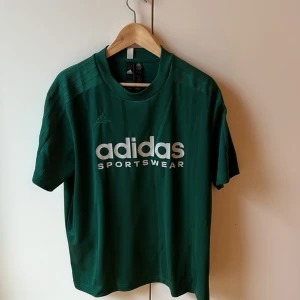 Adidas sportswear tee - Vanlig tshirt från adidas sportswear. Skönt material och passar perfekt till casual outfit eller på gymmet.