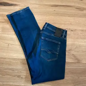 Tja! Säljer dessa replay jeansen i modellen Grover i storlek 30 de inte passar mig längre. Finns inga tecken på användning och de är i stretch material. Hör av er vid minsta lilla intresse!  