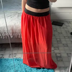 Söt lång kjol till sommaren, säljer även en likadan röd. 100 cm lång, jag är 160 cm för referens. Väldigt stretchigt resårband i midjan, vilket gör att den passar dig om du är mellan xs-m (jag är en xs). Finns ingen lapp i, så det står inte storlek