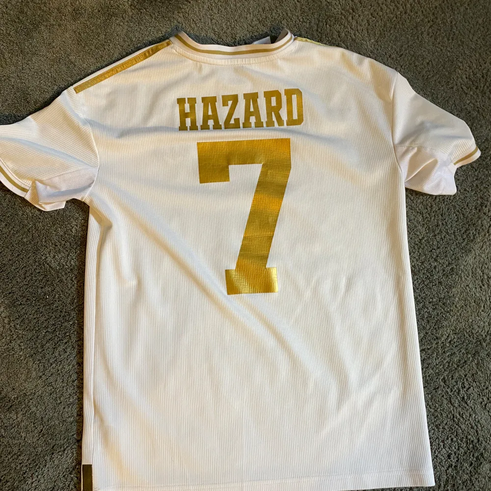 Real Madrid hemmatröja 2020/21 Eden Hazard. Jävligt snygg trevlig real tröja.. T-shirts.