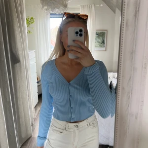 Ljusblå tröja  - Ljusblå ribbad tröja från Hm! Aldrig använd🩵