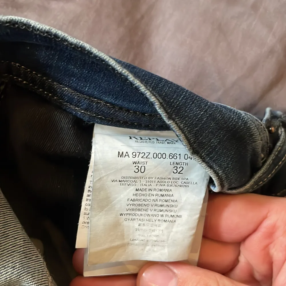 Tja! Säljer dessa replay jeansen i modellen Grover i storlek 30 de inte passar mig längre. Finns inga tecken på användning och de är i stretch material. Hör av er vid minsta lilla intresse!  . Jeans & Byxor.