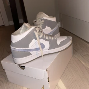  Jordan 1 mid wolf grey strl 40,5 - Säljer mina Jordan 1 mid wolf grey! strl 40,5, Skick 7/10, då den har några märken på sig men det går att fixa bort! Priset är absolut inte hugget utan vill få dom sålt snabbt 