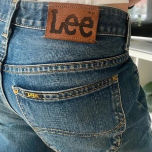 LEE jeans - Low waist lee jeans, med as snygg tvätt. Nästan aldrig använda. Condition:9/10 Skriv privat för mått osv.😇 Nypris: ca 1999 Lägg ett bud