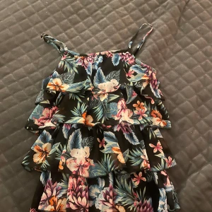 Topp - Topp i fint blommönster. Stl 158/164 men är som en xs.