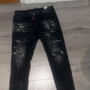 Dsquared 2 jeans - Säljer nu mina dsq2 jeans. Dom är i topp skick och använda ett fåtal gånger. Köptes för ungefär 1 månad sen. Det är Size 52 