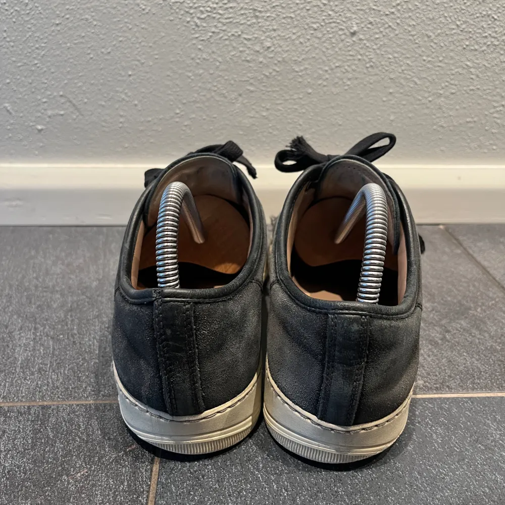 Säljer dessa svarta Lanvins i storlek 41. Skorna är i relativt fint skick, med en stor defekt på ena skon, men som enkelt går att fixa hos en skräddare.  Skorna är såklart äkta och dustbag tillkommer. Pris kan diskuteras.. Skor.