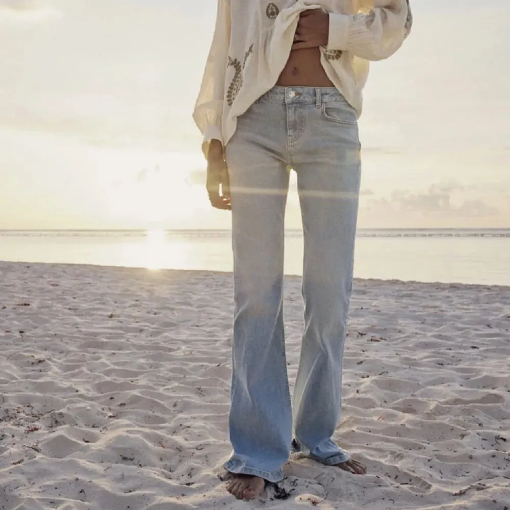 Säljer dem populära zara jeansen ☺️ Storlek 34, passar någon som är 155-165 lång !!  Innerbenslängd: 75cm  och midjemått: 38cm. Jeans & Byxor.