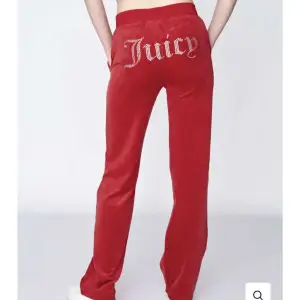 Säljer dem här röda juicy byxorna pga att det inte kommer till användning längre, dem är inte slitna och ser ut att vara helt nya 🩷🩷