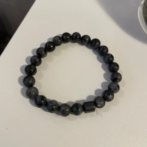 Pärlarmaband - Nu säljer jag detta gråa populära pärlarmbandet! Pris=49kr. Hör av er vid intresse!🙏💫