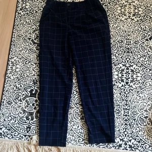 Blåa kostymbyxor - Rutiga blåa kostymbyxor från Monki. I fint skick. Strl 38