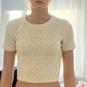 Stickad tröja - Stickad tröja från zara. Säljer då den är för kort på mig. 