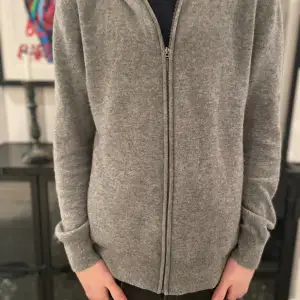 Säljer nu mina jätte fina cashmere hoodie för den inte används längre, skick 8/10 använd varsamt o få gånger, nypris 3200kr mitt pris 800kr, bara att skriva vid funderingar eller mer bilder 🙌🏻✌🏼