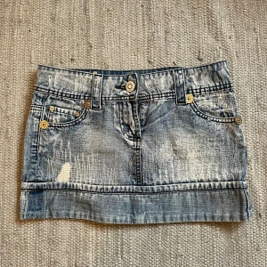 Lågmidjad jeans kjol - Lågmidjad jeans kjol. Midjemått 37cm rakt över. Total längd 28 cm. Köp via köp nu ❤️‍🔥