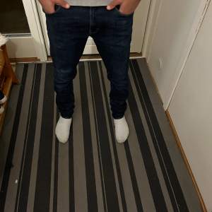 Riktigt snygga tiger of Sweden jeans i ett otroligt skick. Modellen på bilden är 180cm. Hör av er vid eventuella frågor. 