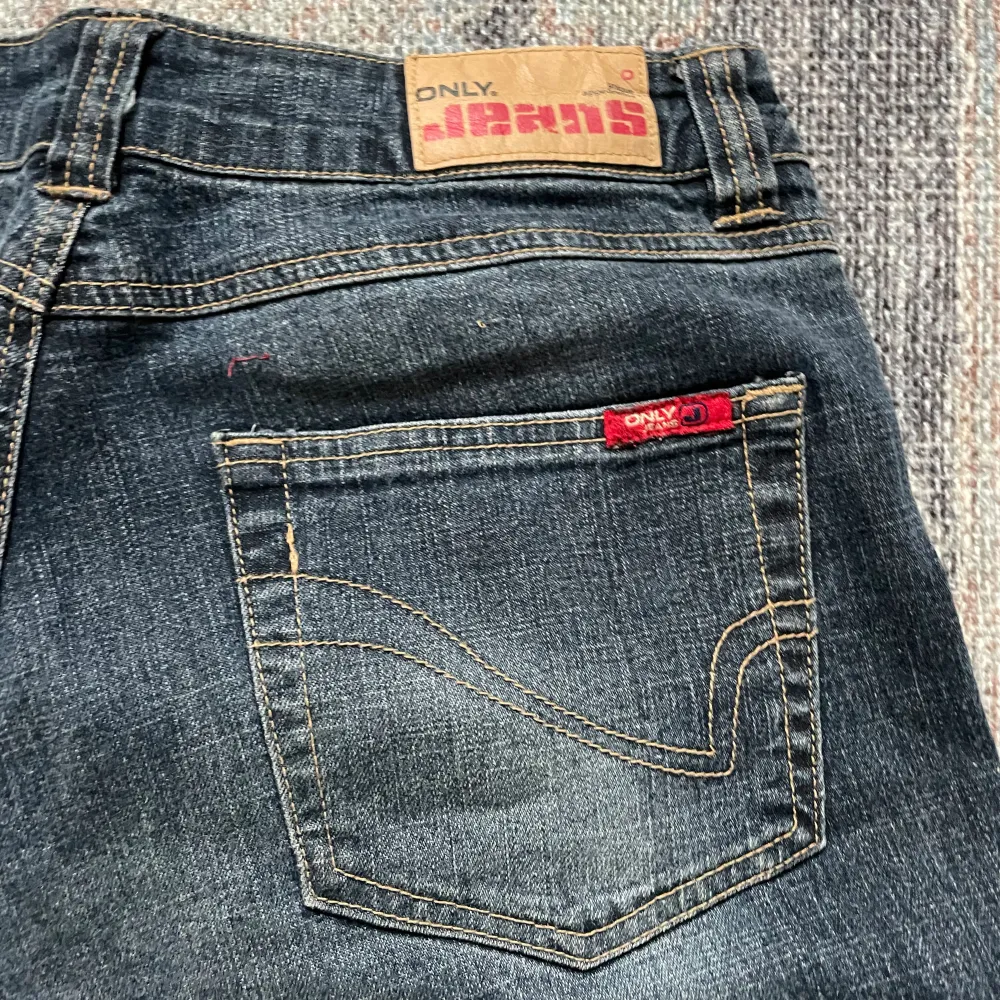 I välldigt bra skick, två knappar o lite andra fina detaljer 🤍. Jeans & Byxor.