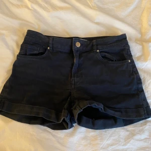 Svarta jeansshorts  - Använda men i bra skick, bra kvalitet.