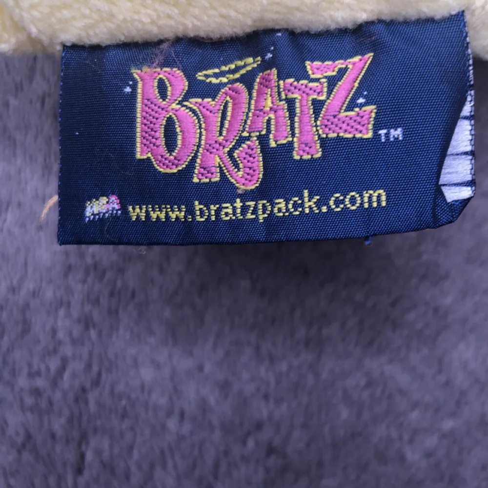 Oanvänd Bratz kudde från 2000-20012, dessa tillverkas inte längre och är original!  Nytvättade och oanvända! Hur snygga som helst som dekoration till ditt rum😍  (Kuddarna säljs separat). Övrigt.