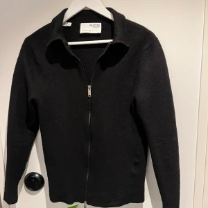 Selected Homme cardigan - Säljer denna cardigan/kofta från Selected Homme i storlek S (sitter mer som XS). Tröjan är i ett fint skick. Tveka inte att höra av dig vid minsta fundering! 😃