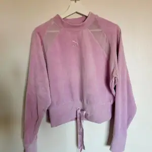 Söt cropped hoodie i Baby Rosa från Puma x Kenza kollektion. Det saknas en plupp på ena snöret. Utöver det bra skick. stl M 