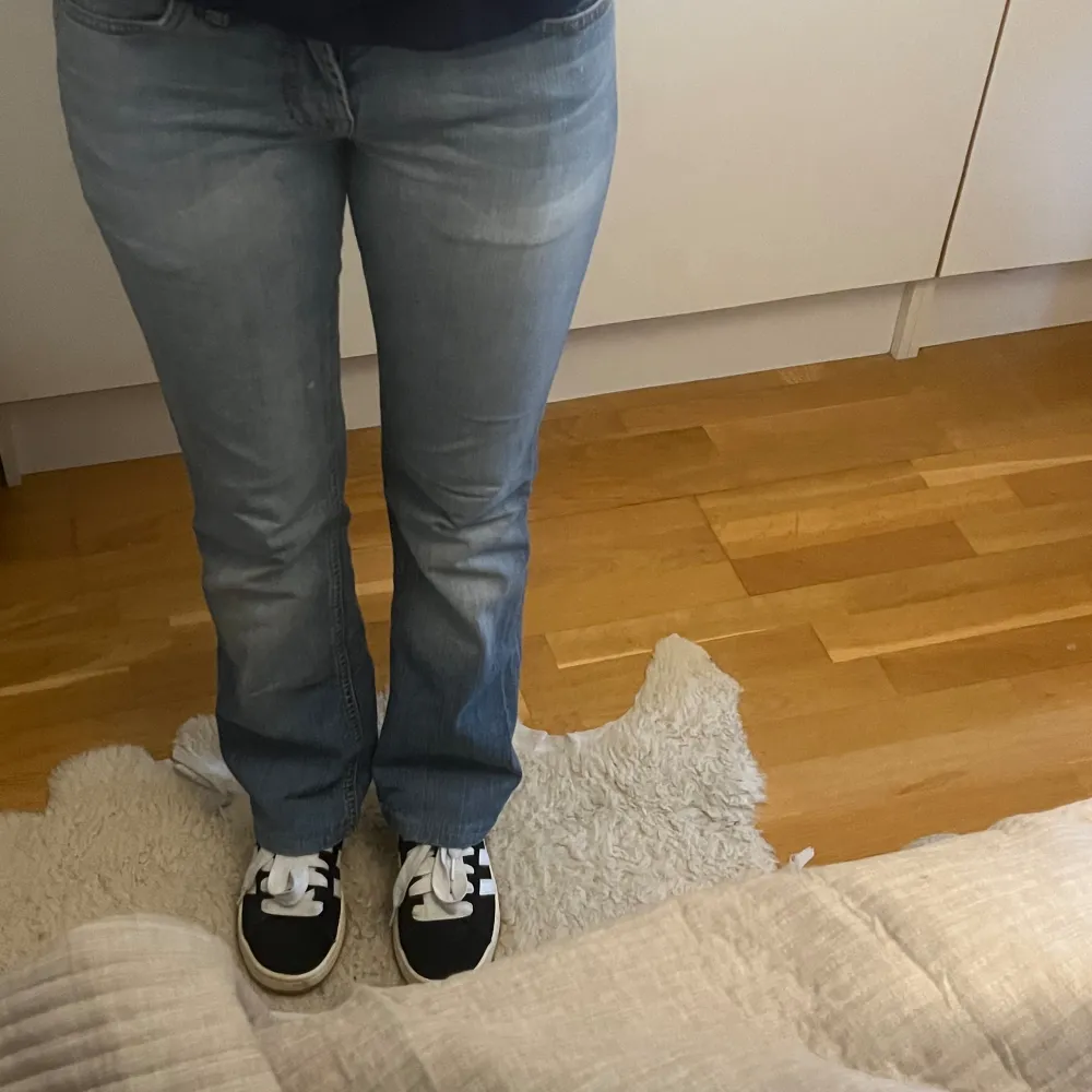 Low waist jeans, storlek 27 och jag är 165💗. Jeans & Byxor.