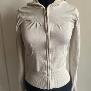 Tun sommar tröja  - En gullig sommar tröja från Lindex. Säljer pga att jag inte andvänder den längre💕pris går att diskutera❤️❤️🌼