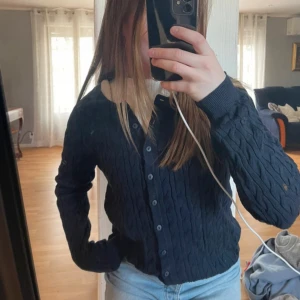 Marinblå kofta - Kabelstickad marinblå kofta i nyskick, använd ca 1 gång. Storlek M men sitter som en S. 💙