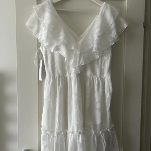 Vit student klänning - Vit student klänning ifrån bubbelroom som är oanvänd och är slutsåld i storlek M💞
