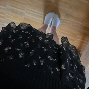 Kort blommig/svart kjol🔥☀️ - Säljer min jättefina sommarkjol från bikbok☀️köppt för 3 år sedan så den finns ej att köpa längre. Har typ alldrig använt så den är som ny! Den passar perfekt nu till sommaren!💕