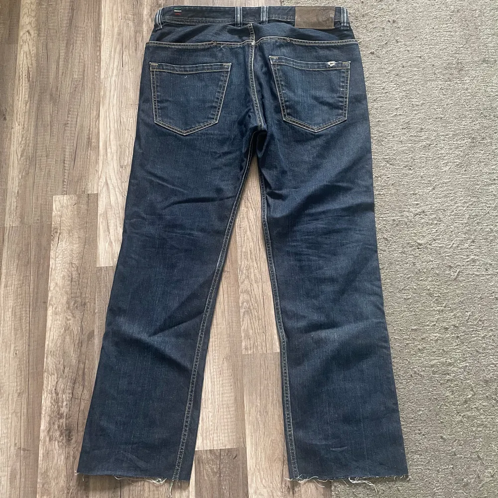 Vintage Diesel jeans i raw denim Skick 8/10 (avlklippta) 200kr Stl 34/32. Jeans & Byxor.