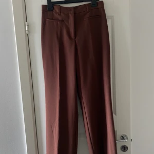Kostymbyxor  - Bruna fina kostymbyxor från Monki. Oanvända, inga defekter, stl 40.  Nypris: 439kr. 