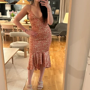 Fin klänning fr pretty little things  - Strl 38/ medium i nyskick! 